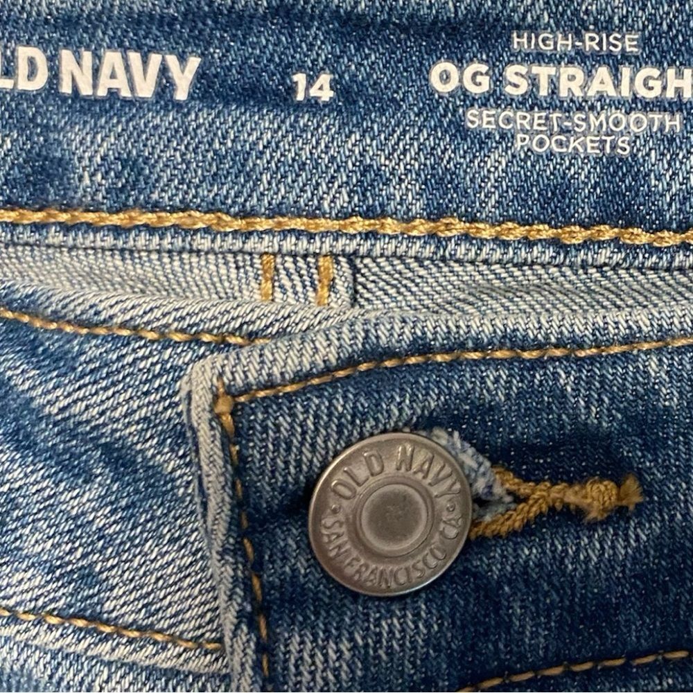 Old Navy High‑Rise OG Straight Denim Shorts Size 14 NWOT Light Wash Frayed Hem - Picture 3 of 3